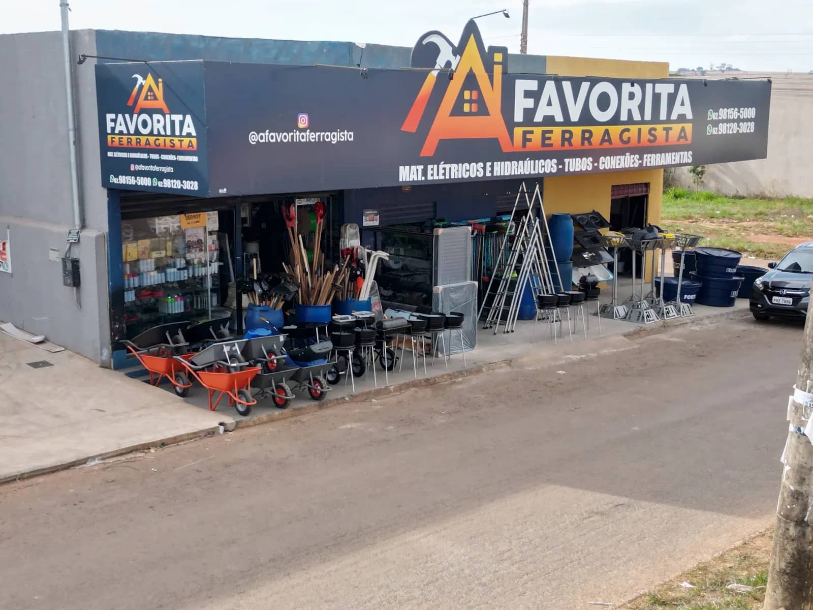 Fachada da loja A Favorita Ferragista com produtos expostos na calçada