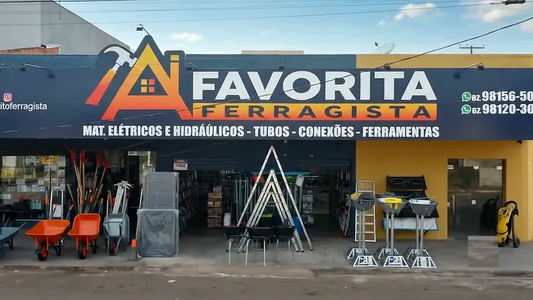 Fachada da loja A Favorita Ferragista com produtos expostos na calçada